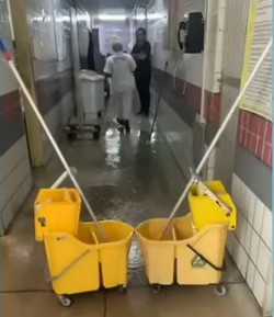 Vazamento de gua dentro do Hospital da Restaurao  flagrado em vdeo (Foto: Reproduo/Redes Sociais)