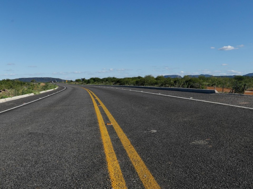 Os servios feitos na rodovia consistem em terraplenagem, implantao da nova estrutura do pavimento com asfalto em Concreto Betuminoso Usinado a Quente (CBUQ) e sistema de drenagem, alm de sinalizao horizontal e vertical (Foto: Hesodo Ges/Secom)