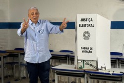 Ramos vota na Escola de Referncia em Ensino Mdio, neste domingo (27) (Foto:  Fabiano Alves)