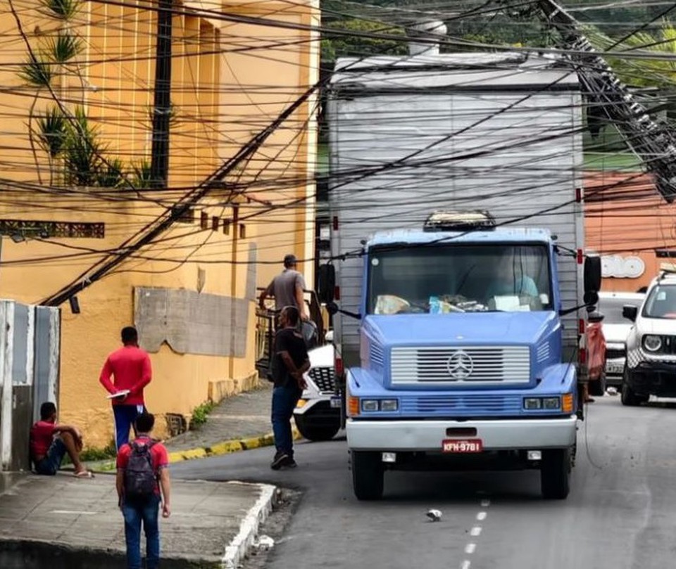 Caminho arratou fios e deixou poste pendurado (Foto: Redes Sociais )