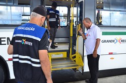   Respeito e segurana; ao em terminal de nibus refora importncia de seguir regras e  de ser gentil (Foto: Paulo Maciel/CTM)