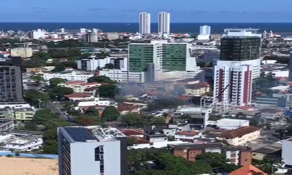 Imagens mostram o fogo numa rea de vegetao (Foto: Reproduo/Redes Sociais)