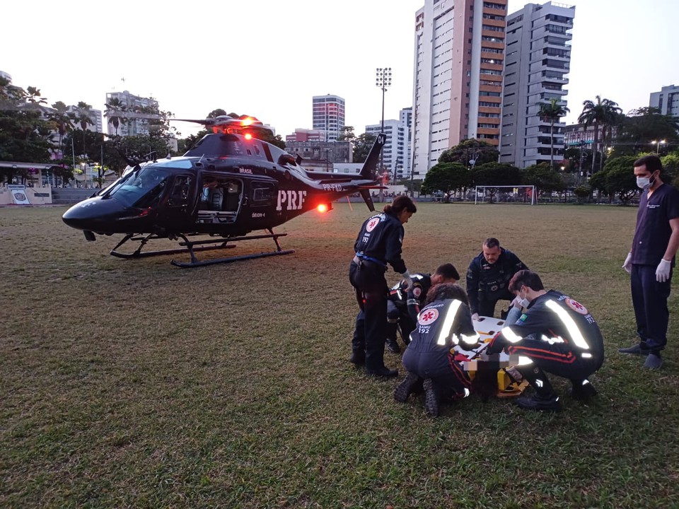 De acordo com a PRF, uma equipe  aeromdica foi acionada por volta das 16h20 para realizar o transporte com urgncia de uma criana, que havia ficado ferida aps ser esmagada por uma coluna (Foto: Reproduo/PRF)