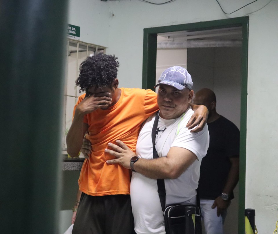 Leandro dos Santos Silva, de 30 anos, filho de Antnio Jos dos Santos, 58 anos, desmaiou duas vezes e convulsionou no cho em um dos desmaios (Foto: Priscilla Melo/DP Foto)