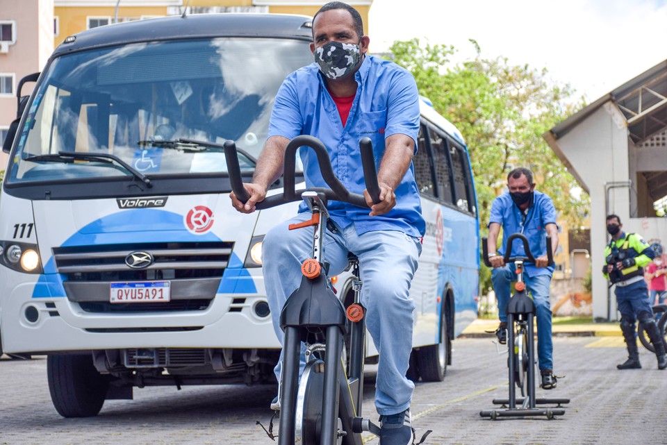 
Ciclistas so alvos de acidentes no Grande Recife e esses casos tendem a ser fatais quando envolvem veculos grandes, como nibus (Foto:  Daniel Tavares/PCR)