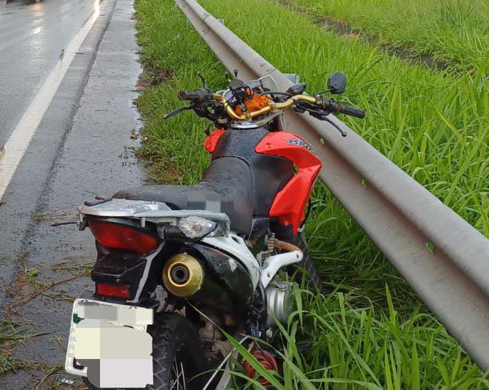 Piloto de moto ficou ferido  (Foto: PRF)