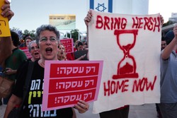 Manifestantes pedem libertao de refns na cidade central de Israel, Tel Aviv