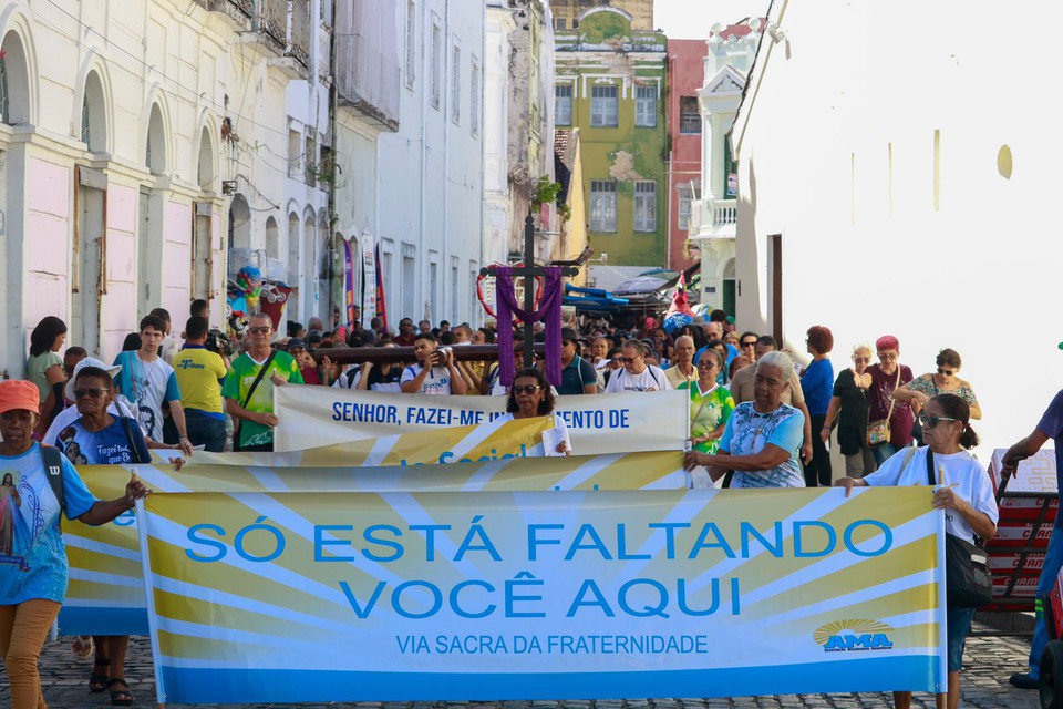 Via Sacra percorreu ruas do Recife  (Foto: Marina Torres/DP)
