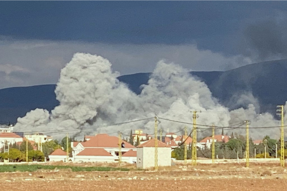 Diversas exploses foram vistas no local (Crdito: Sam SKAINEH / AFP)