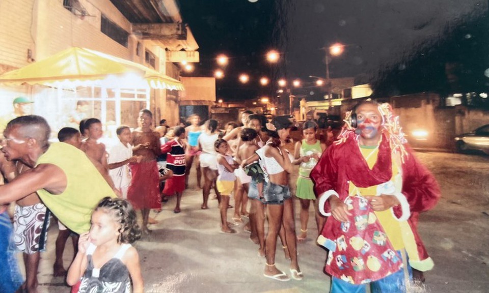 Por meio da ajuda de comerciantes e amigos da prpria comunidade, o ABC Futebol Clube realiza todos os anos uma festa com brincadeiras, gincanas e distribuio de brinquedos e doces (Foto: Acervo pessoal/reproduo Marina Torres/DP Foto)