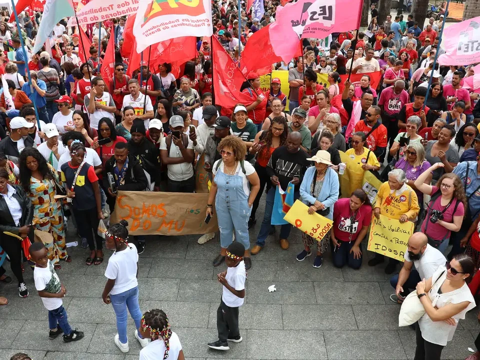 Em sua maioria, os manifestantes vestiam camisetas amarelas e carregavam bandeiras do Brasil. Eles tambm carregavam cartazes criticando Moraes e a favor de Musk (Foto: Rovena Rosa/Agncia Brasil)