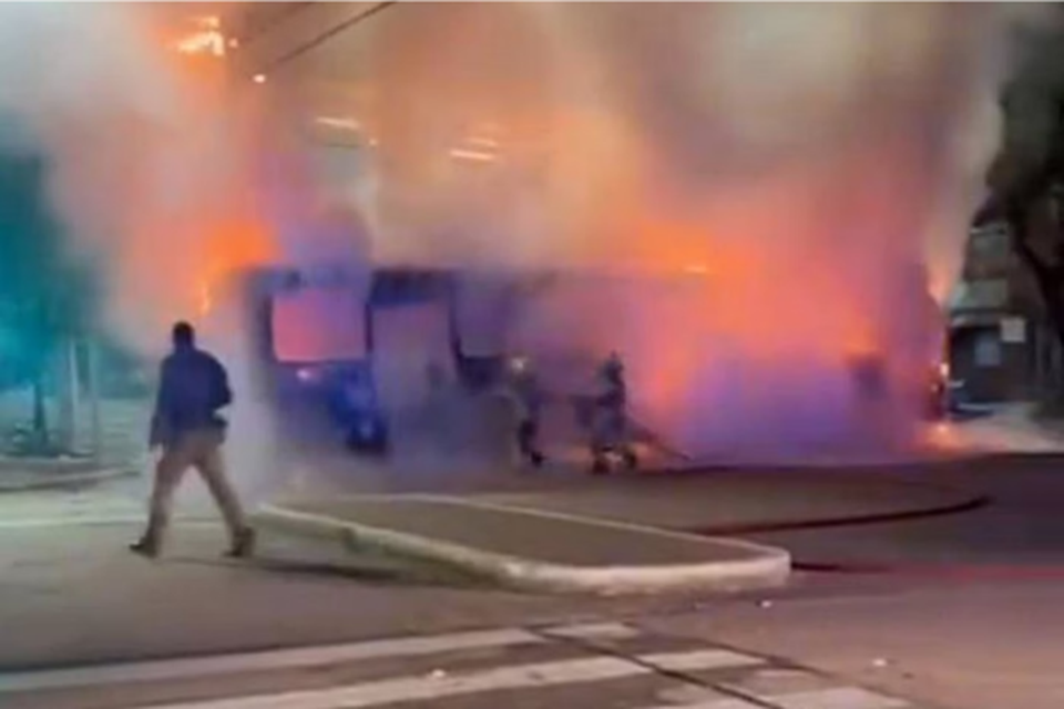 As chamas foram contidas pelo Corpo de Bombeiros local (Crdito: Foto: Reproduo/Twitter
)