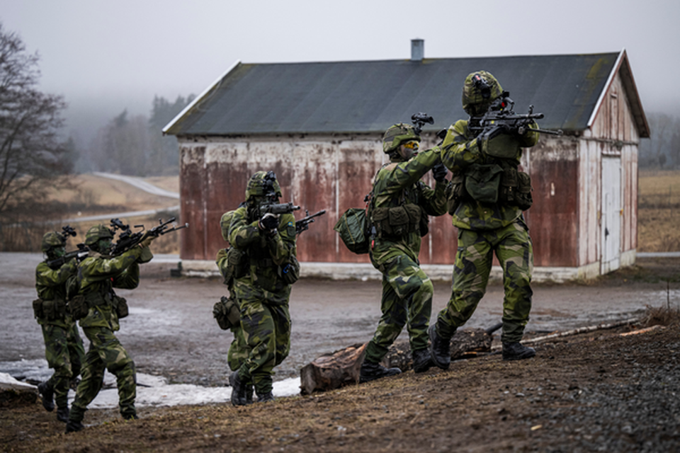 Soldados do 13 batalho de contra-inteligncia, 2 peloto de reconhecimento das Foras Armadas Suecas (Crdito: JONATHAN NACKSTRAND / AFP)