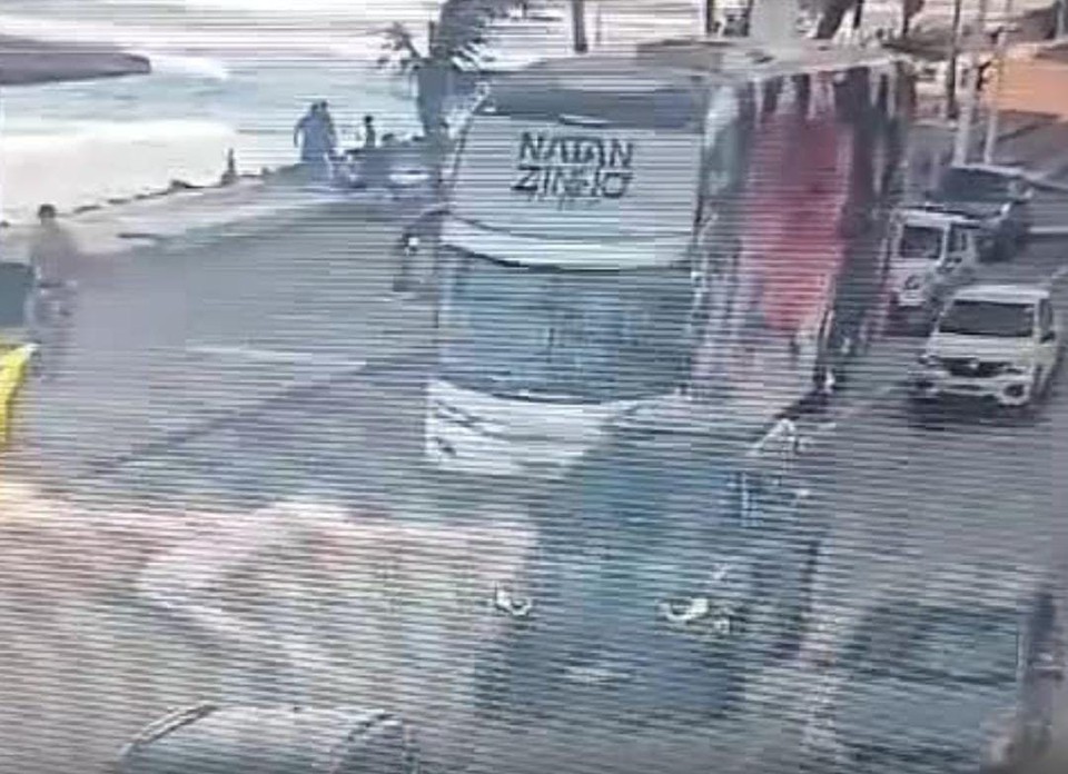 A gravao mostra quando o carro do colunista para prximo a um semforo e, pouco tempo depois, um homem que estava em uma moto se aproxima do veculo de Leo Dias, que estava com a janela aberta (Foto: Reproduo)