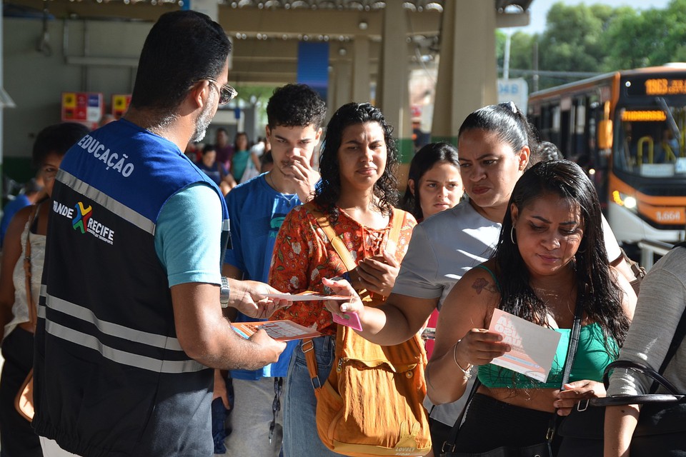 Tcnicos  distriburam panfletos em terminal de nibus  (Foto: Grande Recife Consrcio )