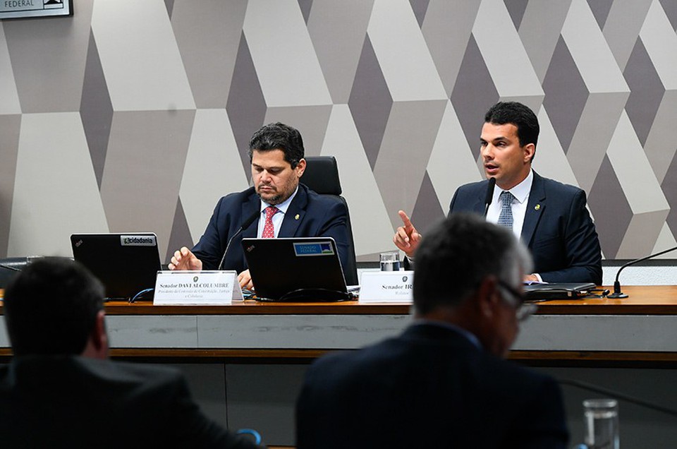 O presidente da CCJ, Davi Alcolumbre, e o relator do projeto, senador Irajá, na reunião desta quarta-feira (19)

 (foto: Marcos Oliveira/Agência Senado)