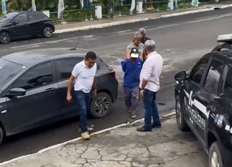 Pedreiro, de azul, foi preso em Camaragibe  (Foto: Polcia Civil)