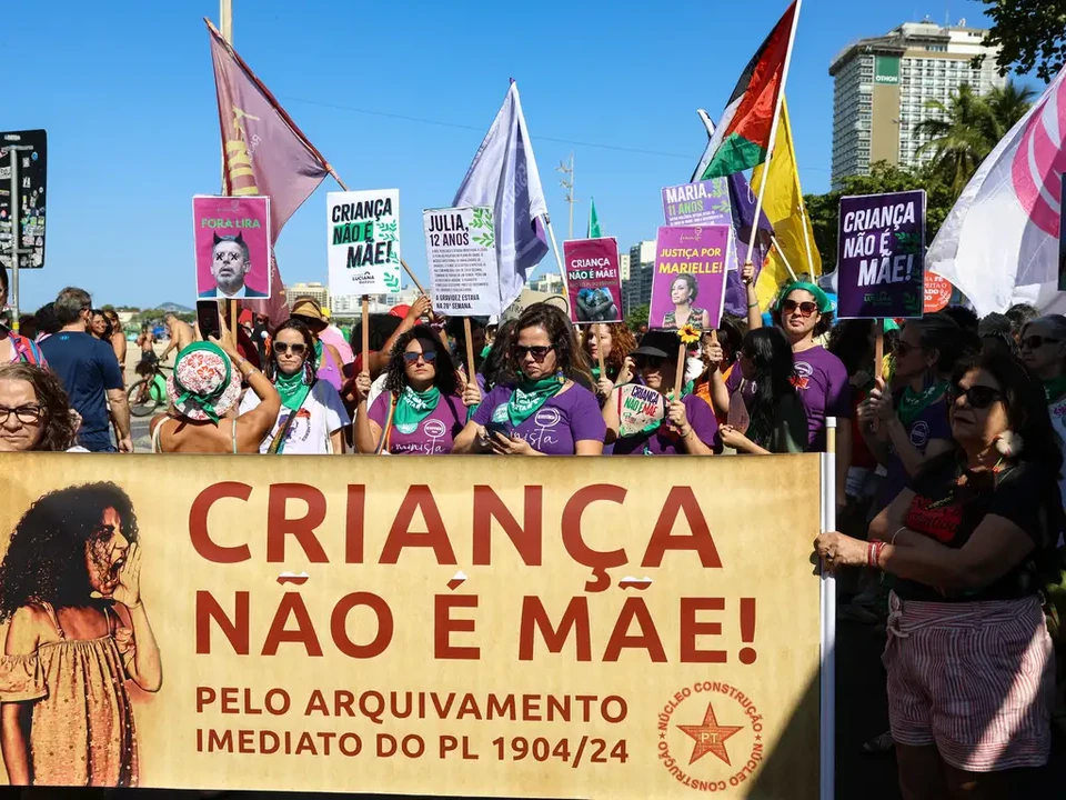 Protesto contra o PL 1904/24 rene manifestantes na praia de Copacabana, na zona sul da capital fluminense (foto: Tomaz Silva/Agncia Brasil)