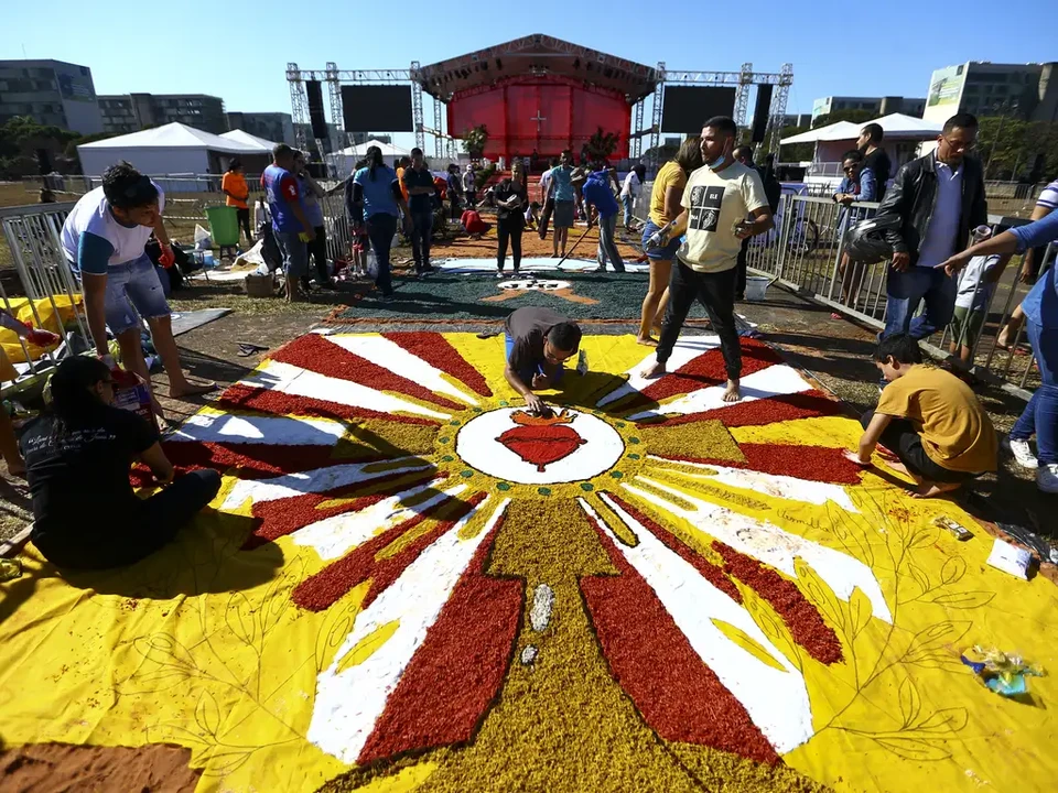 No Brasil, so realizadas diversas atividades para marcar a data, entre elas a tradicional confeco de tapetes nas ruas (Foto: Marcelo Camargo/Agncia Brasil)