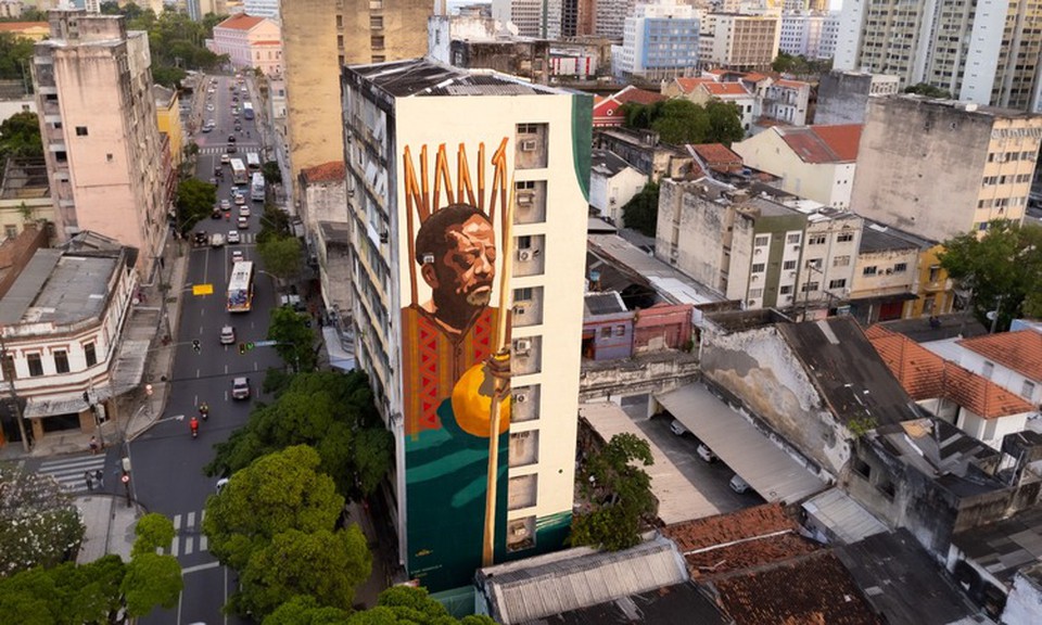Painel em homenagem a Nan Vasconcelos est situado em um prdio no Centro do Recife  (Foto: Renan Peixe/Divulgao)