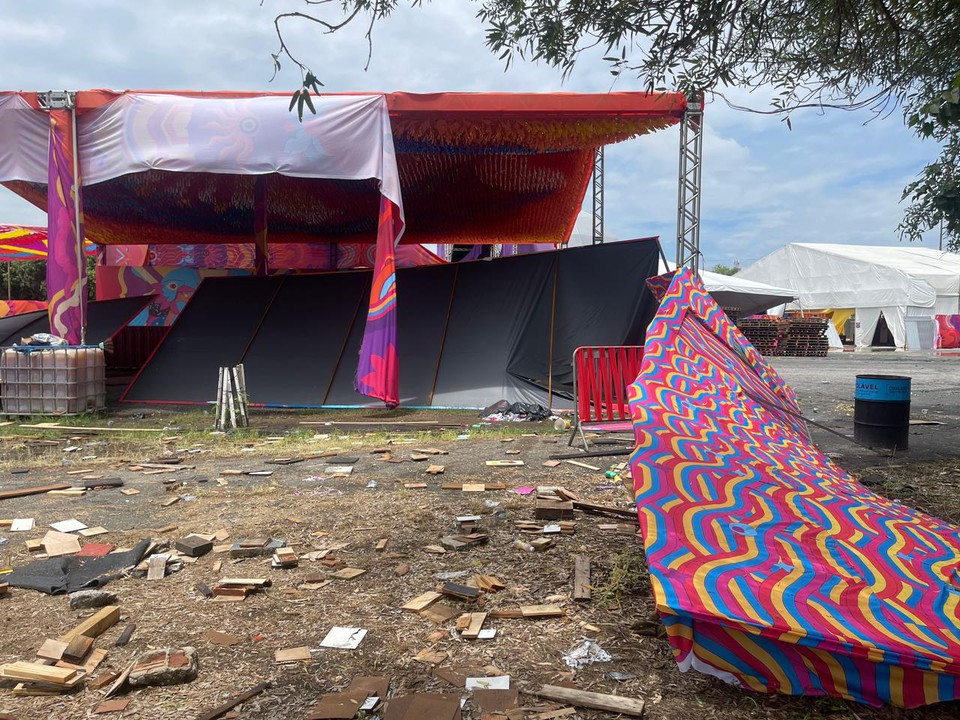 Ventania e chuvas fortes derrubam estruturas carnavalescas em Olinda (Foto: Rmulo Chico/Esp. DP Foto)