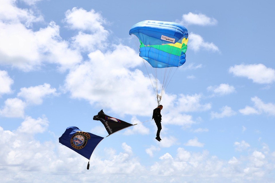 Paraquedistas fizeram demonstrao hoje  (Foto: Helia Scheppa/Prefeitura do Recife )