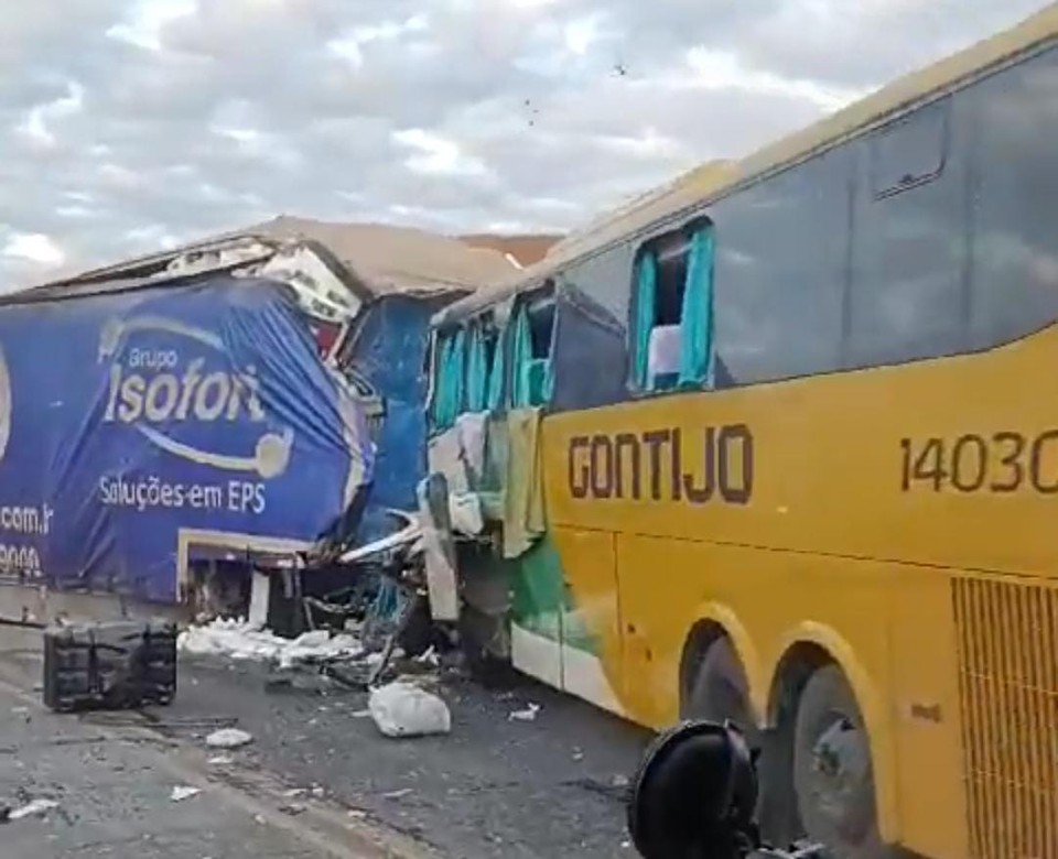 Uma das vtimas que estava presa s ferragens no resistiu durante o resgate e morreu no local (Foto: Reproduo/Twitter)