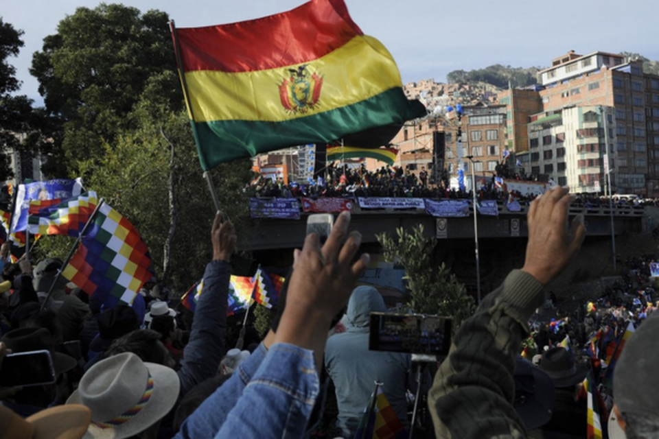 Apoiadores do ex-presidente boliviano Evo Morales ouvem-no discursar durante um comcio contra o presidente Luis Arce em La Paz
 (Crditos: JORGE BERNAL / AFP)