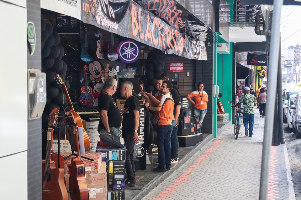 Os descontos no foram o suficiente para atrair um grande pblico no Centro do Recife (Foto: Ruan Pablo/DP)