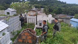 Dupla  flagrada por drone policial vendendo droga dentro de cemitrio (Foto: Divulgao)