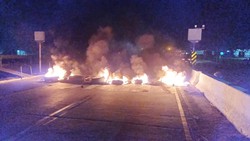 Manifestantes fecham trecho da BR-101 na divisa entre Pernambuco e Paraba (Foto: Reproduo/PRF)