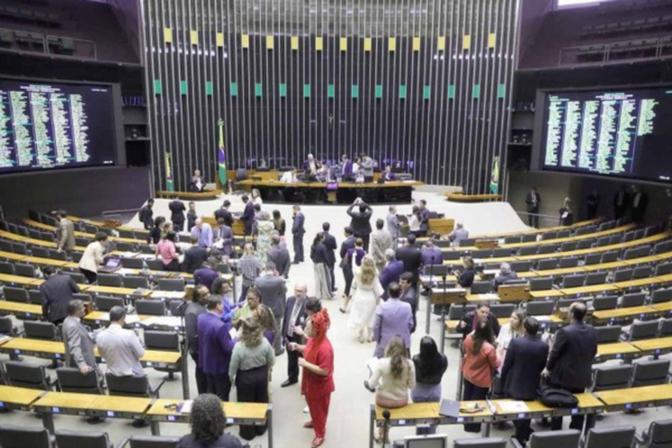 Aprovada na Cmara, a proposta segue agora para o Senado, onde ser necessrio o apoio de 49 dos 81 parlamentares, em duas votaes  (Crdito: Mario Agra / Cmara dos Deputados)