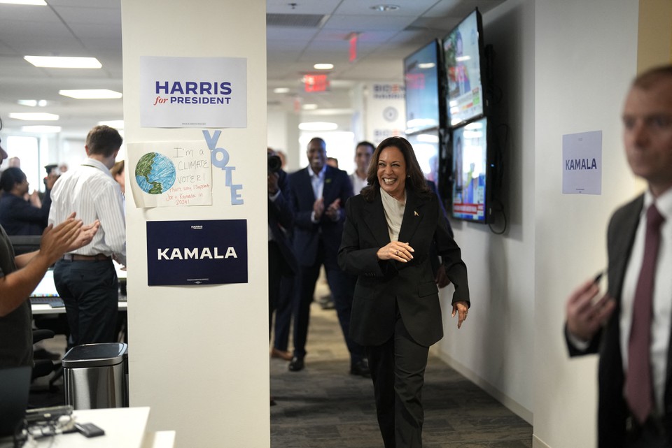 A vice-presidente dos EUA e candidata presidencial democrata, Kamala Harris, chega  sede da campanha em Wilmington, Delaware (Foto: ERIN SCHAFF / POOL / AFP
)