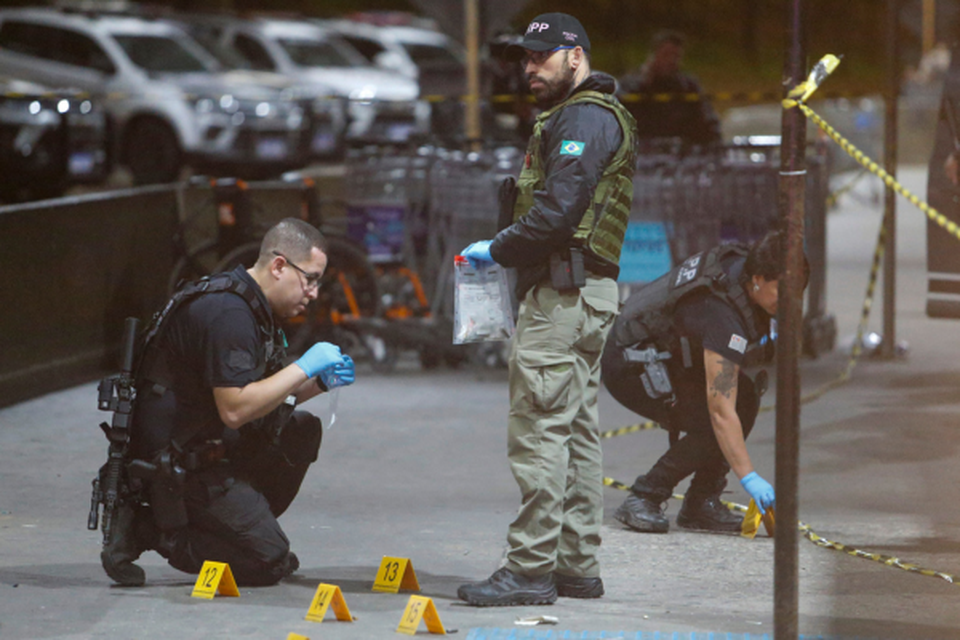 Policiais fazem percia na rea onde o empresrio foi morto ao desembarcar no Aeroporto de Guarulhos (Crdito: AFP)