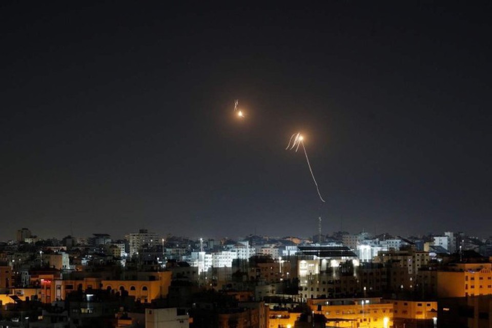 Raios de luz so vistos enquanto o sistema de defesa area Iron Dome de Israel intercepta foguetes disparados da Faixa de Gaza para o territrio israelense em 7 de abril de 2023 - (crdito: MOHAMMED ABED / AFP)
