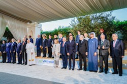 Papa pousou ao lado dos Chefes de Estado e de Governo dos pases do segmento externo da Cpula do G7 e aos representantes de organizaes internacionais convidadas