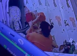  Bab� � detida em flagrante por maus-tratos contra beb� e crian�a em pleno Dia das M�es: "show de horrores", diz m�e de v�timas   (Foto: C�meras de seguran�a)