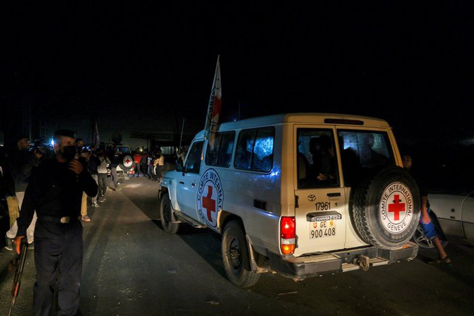 Reféns israelenses libertados pelo Hamas são transportados por veículos da Cruz Vermelha (Foto: MOHAMMED ABED / AFP)