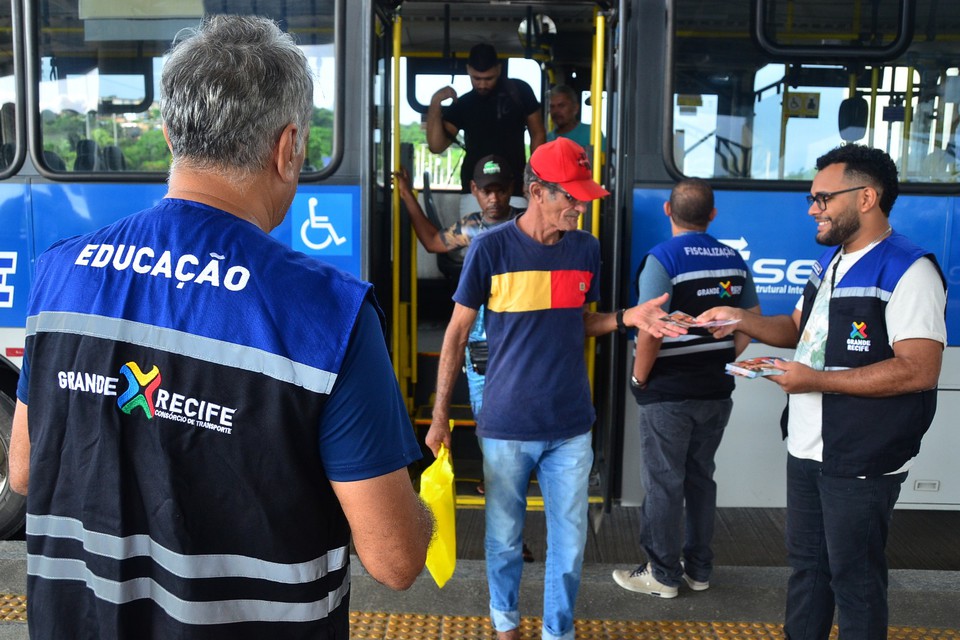 Tcnicos entregaram panfletos  (Foto: Paulo Maciel/Grande Recife )