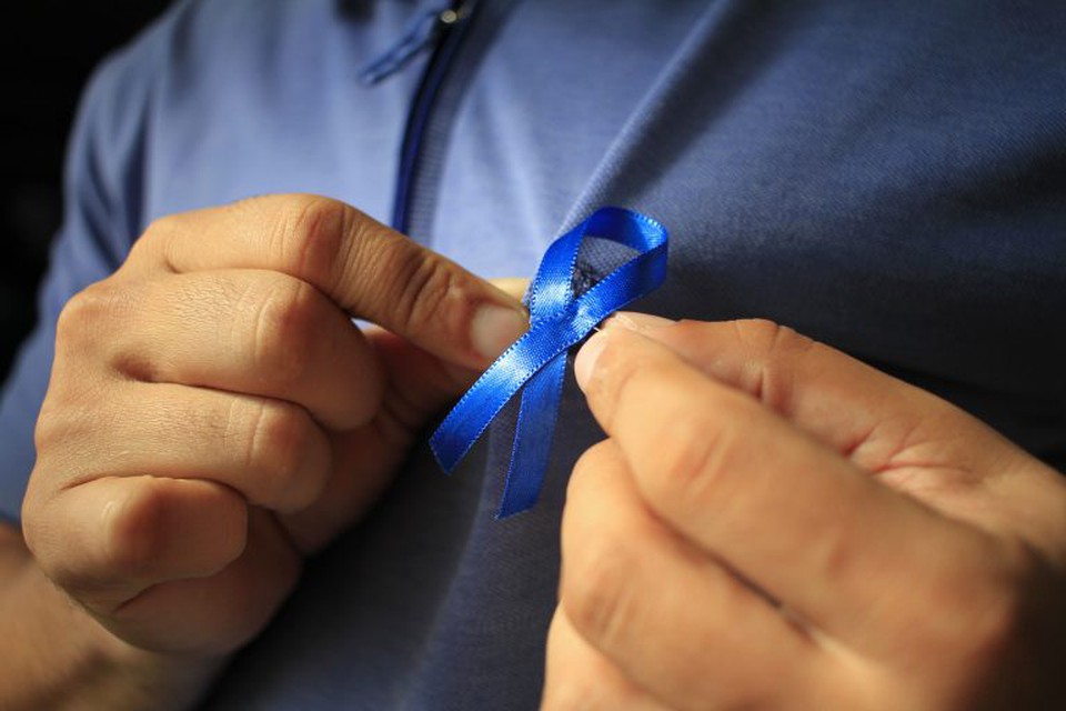 O lao azul  smbolo da campanha contra o cncer de prstata (foto: Marcio James/Semcom-Manaus)