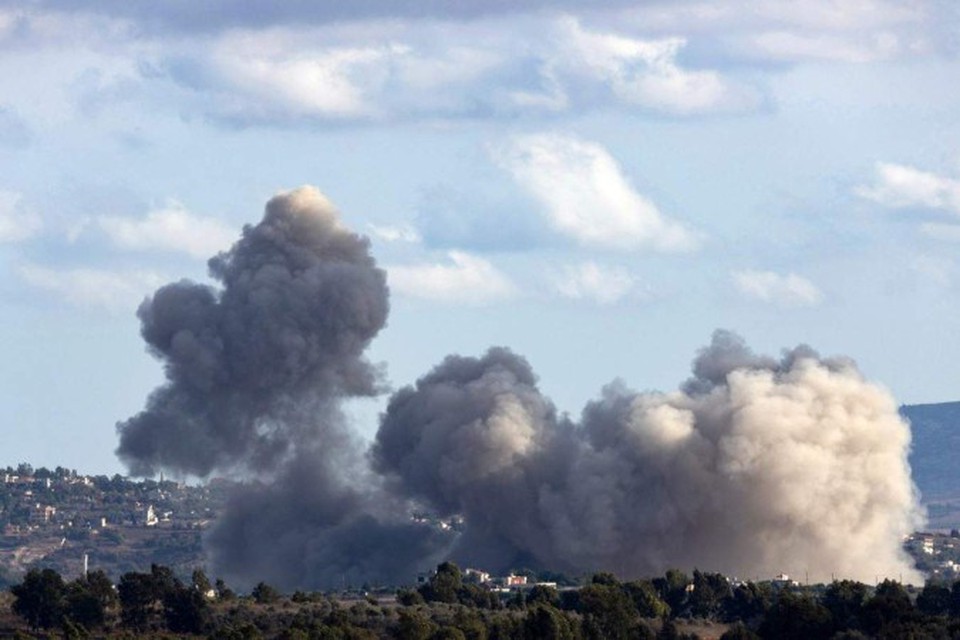 Coluna de fumaa se ergue em local de bombardeio israelense no vilarejo de Adshit, no sul do Lbano  (Crdito: Ammar Ammar/AFP)