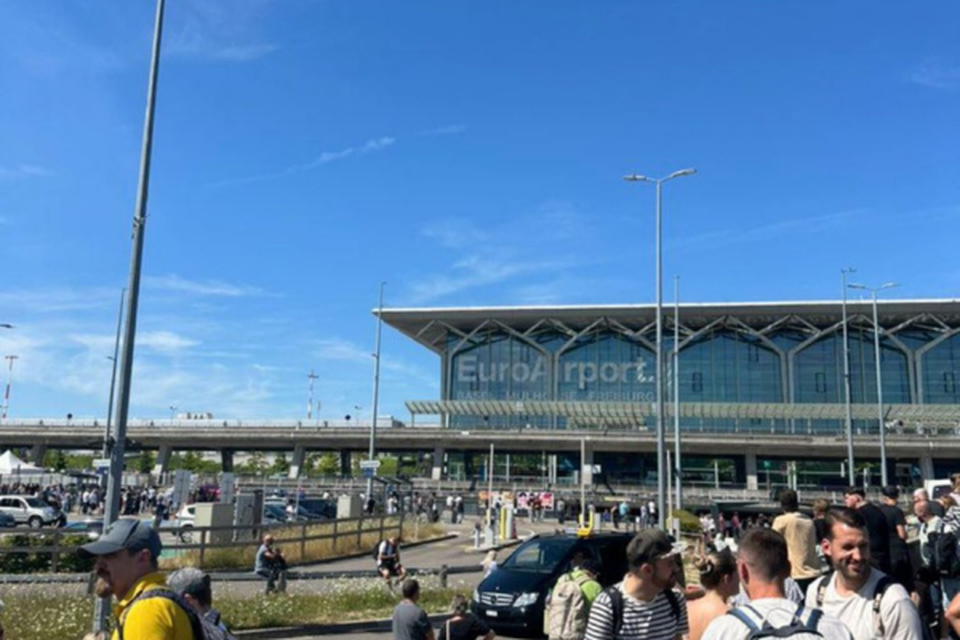 A evacuao do aeroporto na Frana prximo da Suia aconteceu depois da sabotagem no sistema de metr de Paris (Crdito: Reproduo  / x)