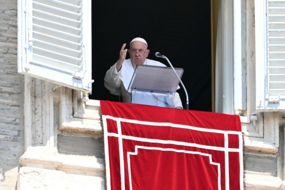 O Papa Francisco fez a orao diante de uma multido reunida na Praa So Pedro (foto: Alberto PIZZOLI / AFP)