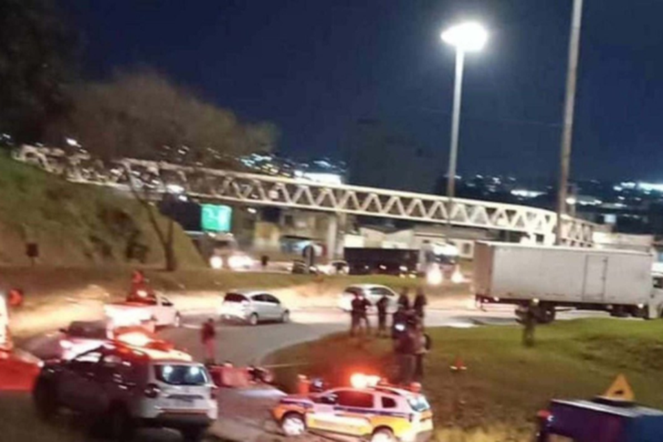 Acidente entre carreta e moto mata duas pessoas no Anel Rodovirio em Belo Horizonte (Crdito: Redes Sociais
)