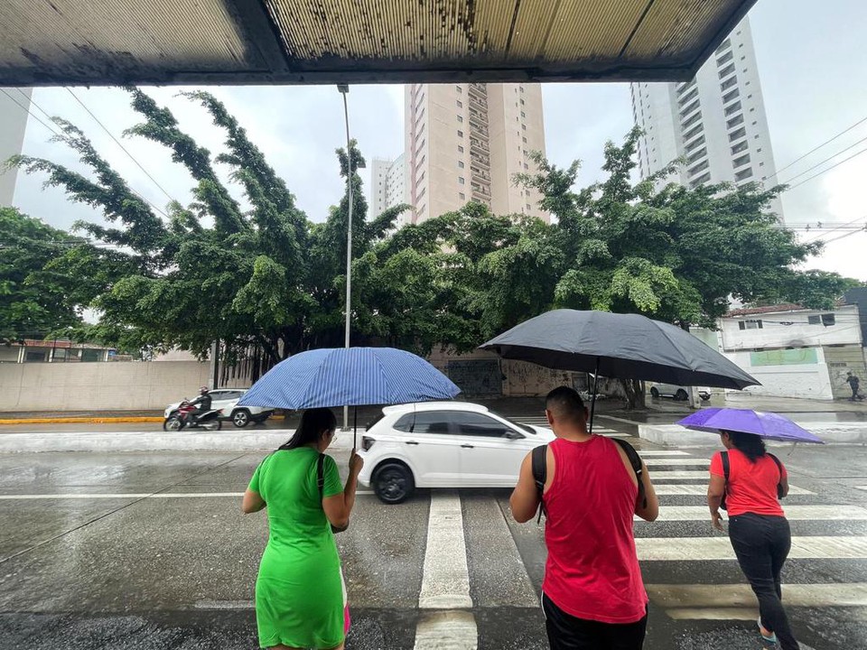 Dia comeou com chuva nesta tera (28), no Recife  (Foto: Romulo Chico/DP)