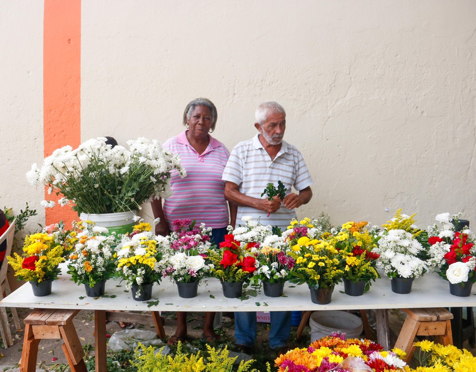 Comerciantes apostam na venda de flores  (Foto: Marina Torres/DP)