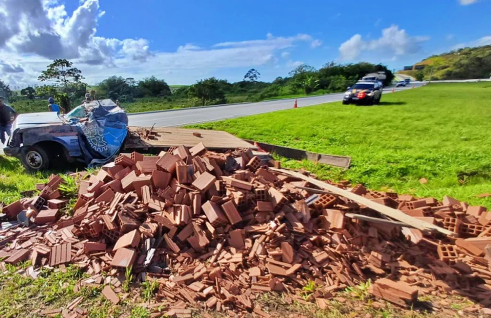 O motorista estava transportando uma carga de tijolos e perdeu o controle quando fazia uma manobra e acabou capotando o caminho (Foto: Reproduo)