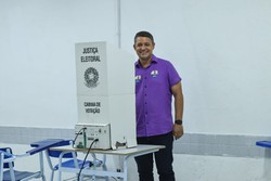 Candidato a prefeito Francisco Padilha vota em Paulista  (Foto: Divulgao)