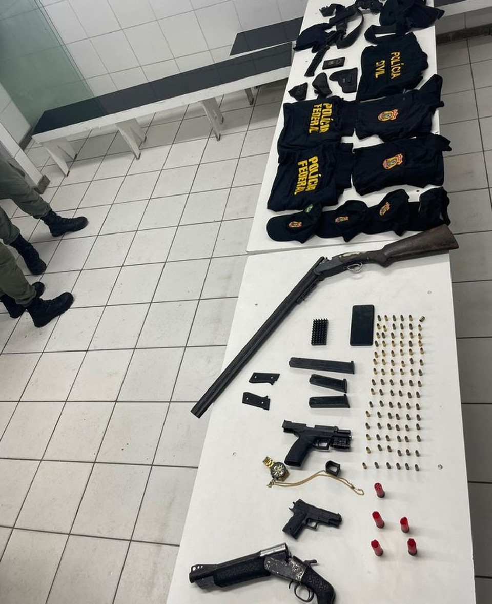 Uniformes de polcias, armas e munies foram apreendidos aps sequestro  (Foto: PM)