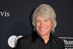 Bon Jovi salva mulher que iria se jogar da ponte; confira (Crdito: ROBYN BECK / AFP)